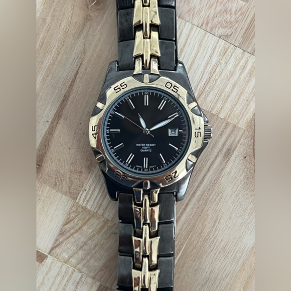 Two Tone Men’s Watch Gold and Black Bracelet Black Dial Date Window - Picture 4 of 11